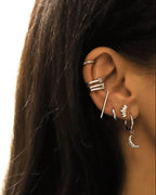 Petites boucles d'oreilles en acier avec pendentif en forme de lune portées