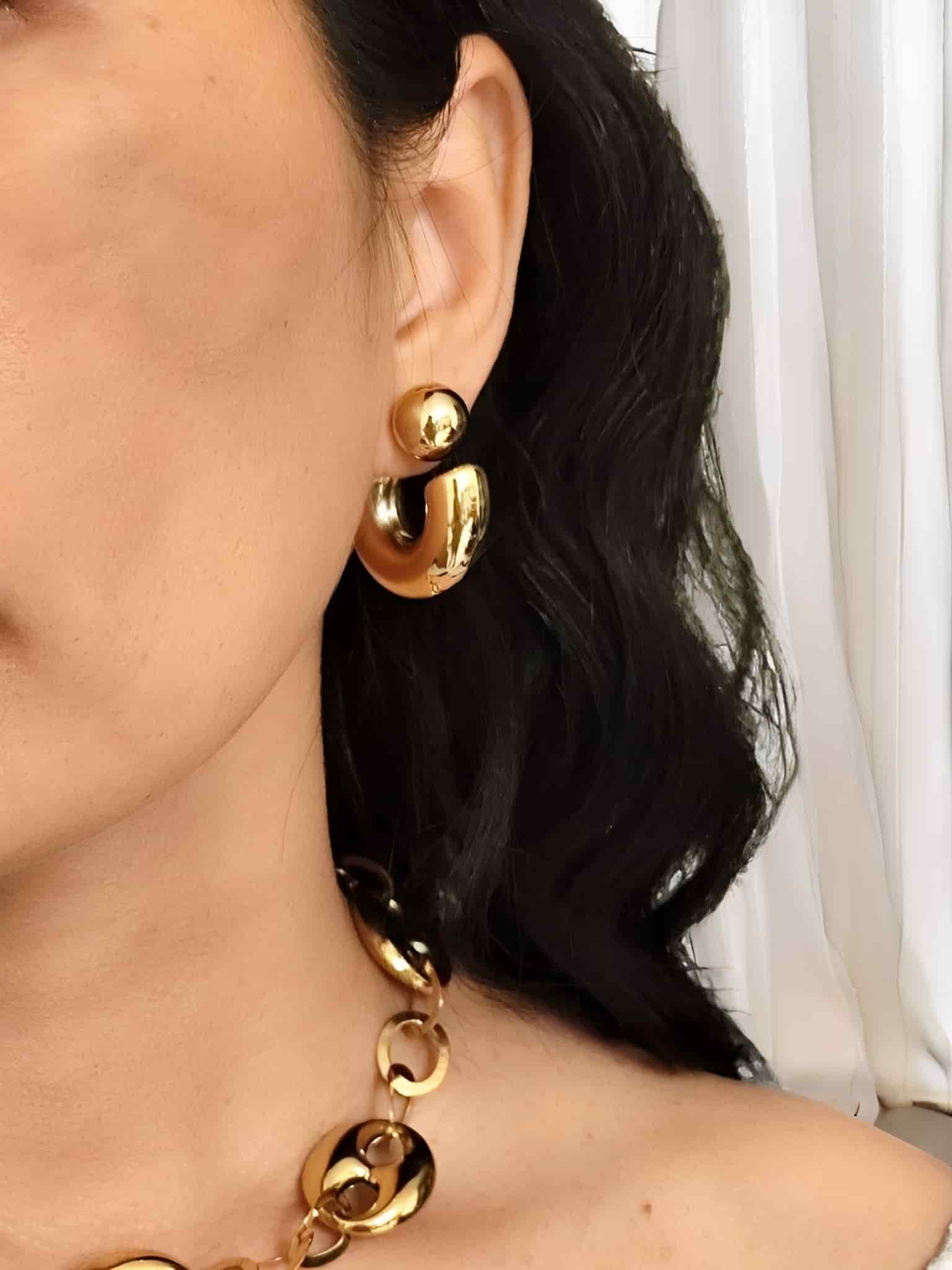 Créoles en acier inoxydable épaisses avec une boule sur le devant dorées  portées