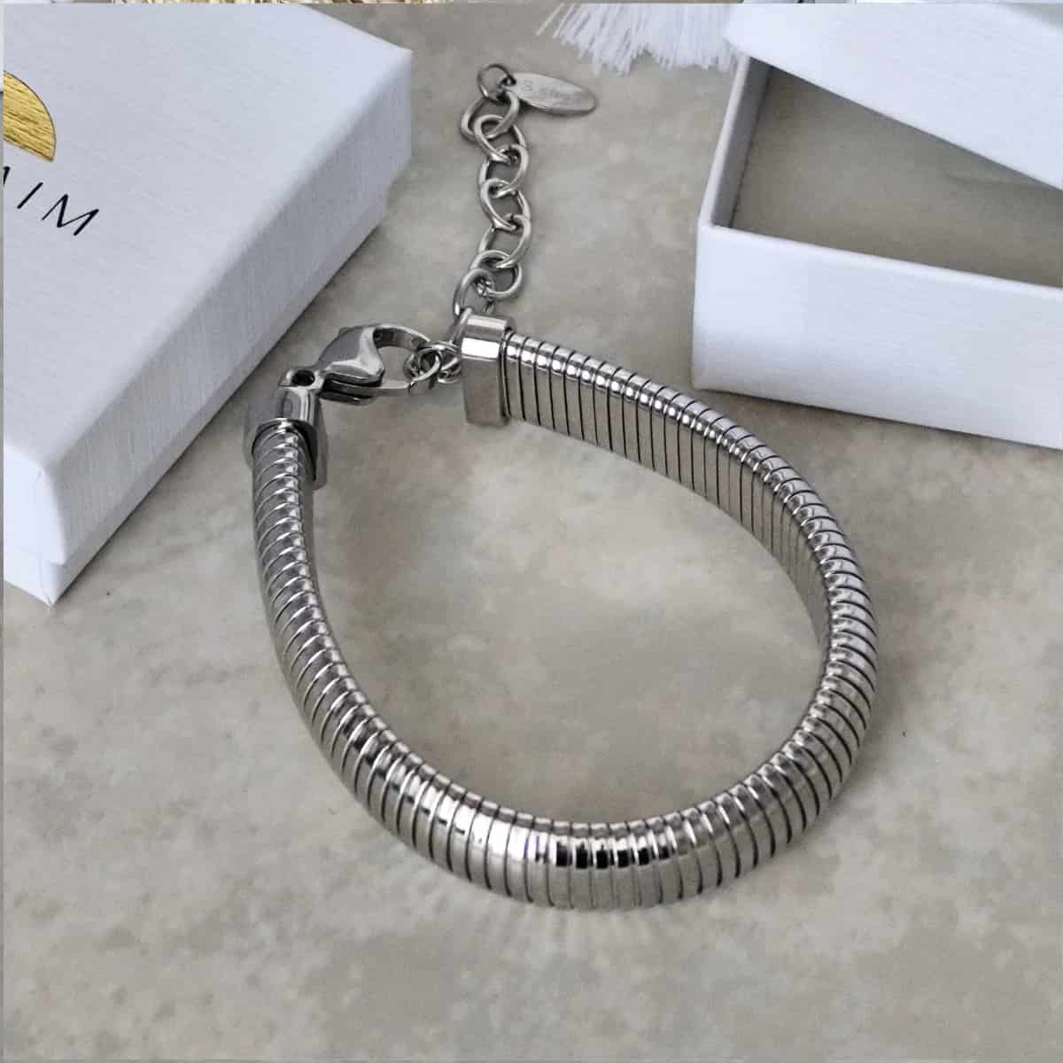  Bracelet en acier inoxydable effet serpent  avec une petite chaînette argenté
