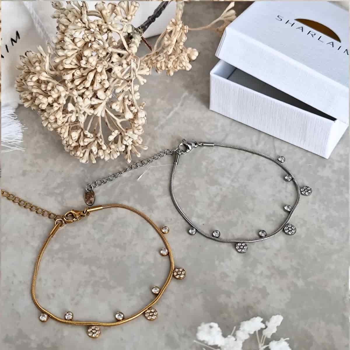 Bracelets en acier inoxydable fin, dorés ou argentés avec de petits pendentifs alternés 