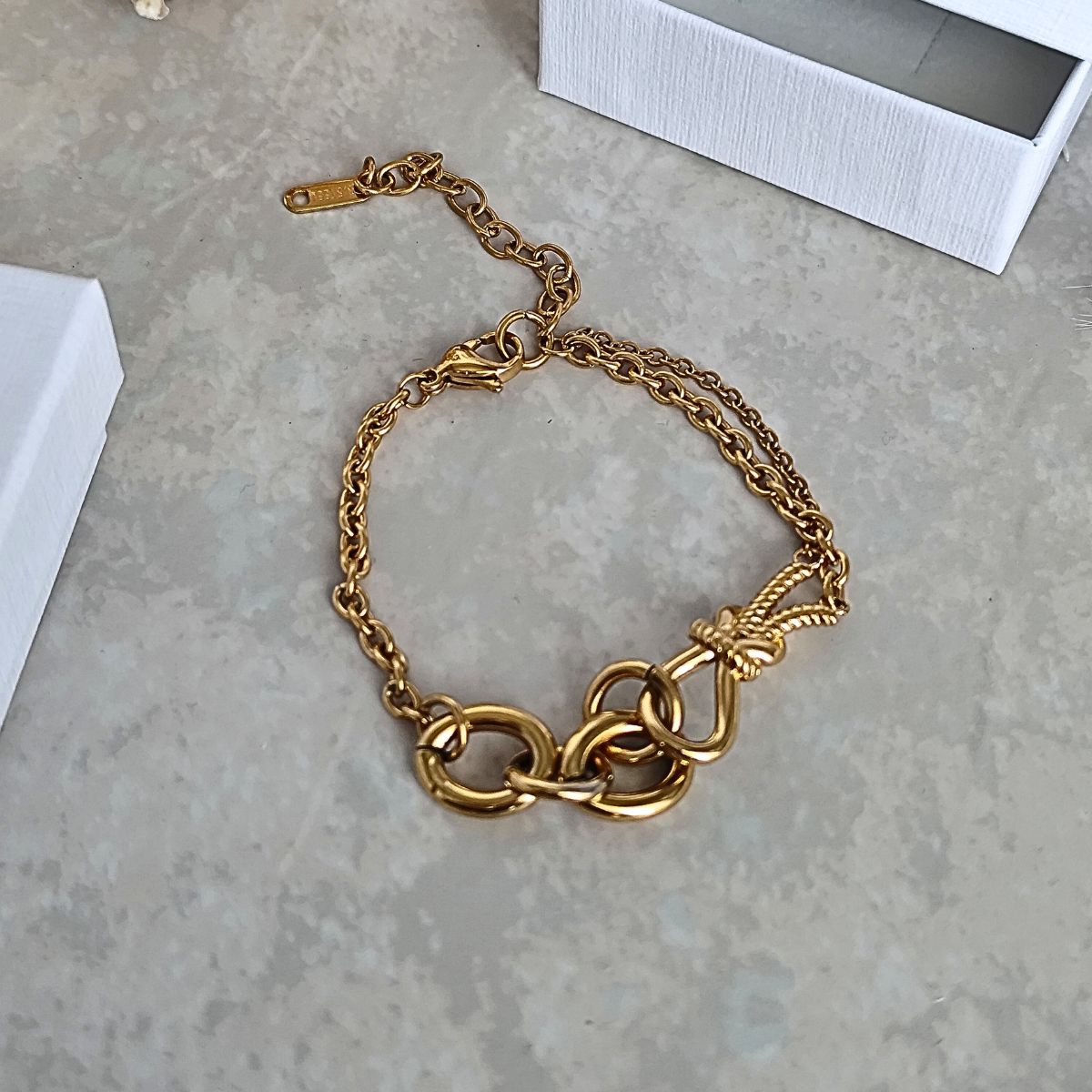 Bracelets maille en acier au style Bohème avec différentes sections de maillons,épais et plus in, et un noeud au centre