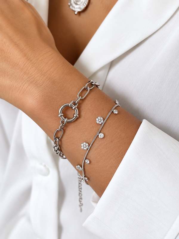 Bracelet en acier inoxydable argenté pour femme Marina à maille trombone, plein de caractère porté