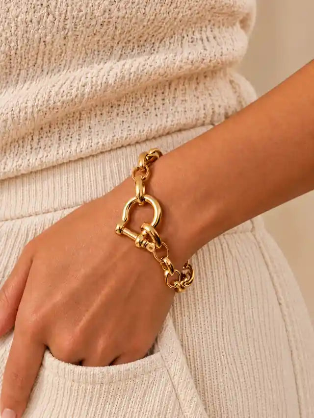 Bracelet femme en acier inoxydable doré à gros maillons de type forçat avec fermoir manille porté