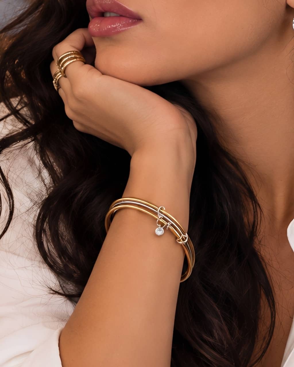 Bracelet jonc acier inoxydable bicolore Trinity doré et argenté porté au poignet 
