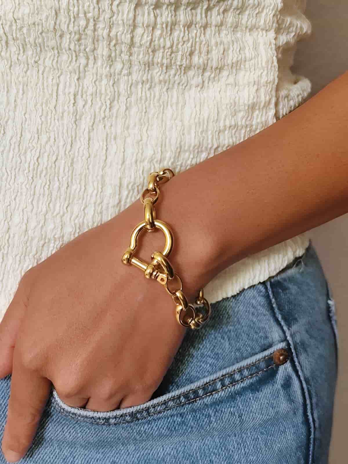 Bracelet grosse maille en acier inoxydable doré à fermoir manille porté