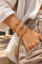 Bracelets maille en acier au style Bohème torsadés tressés portés au poignet d'un modèle