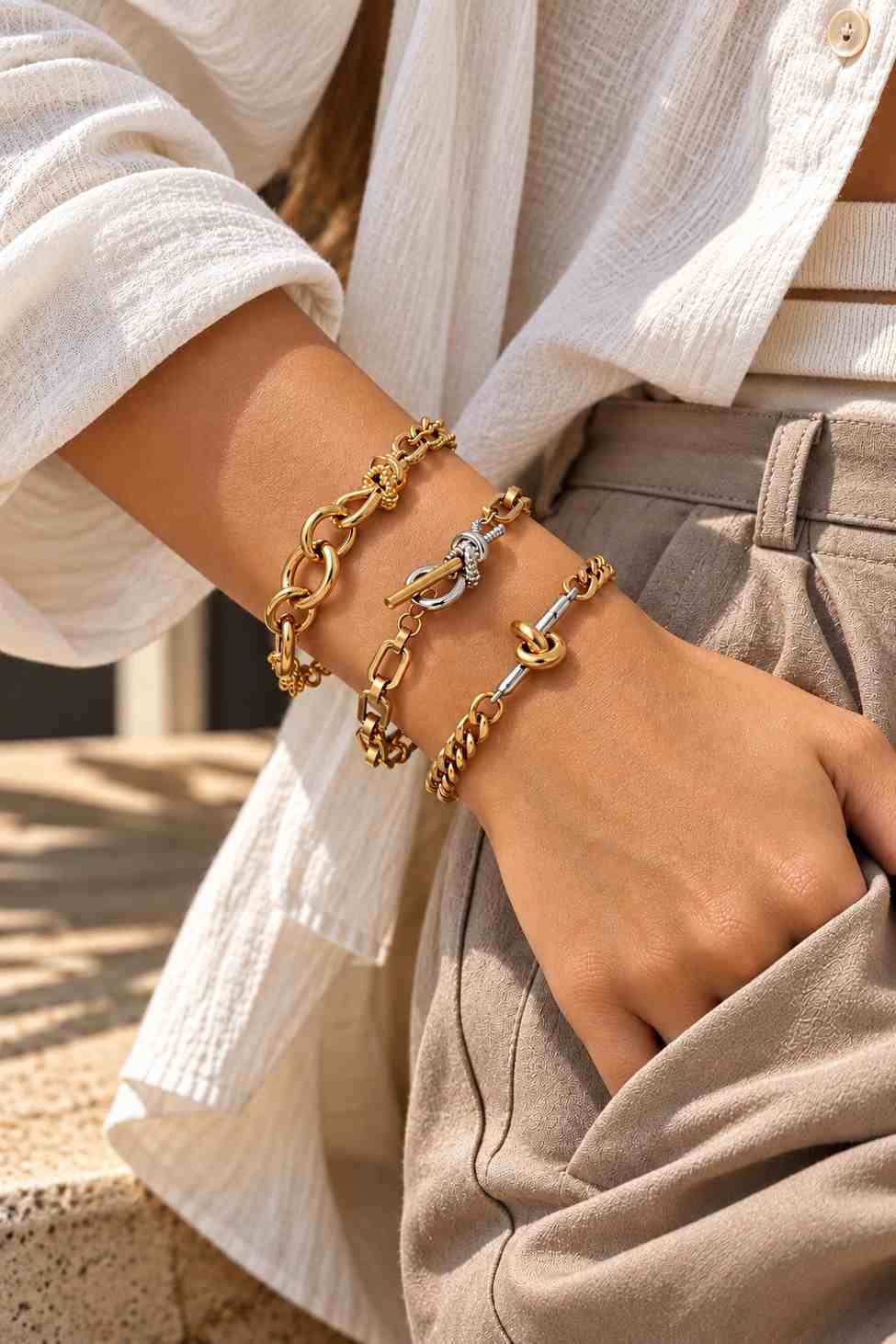 Bracelets maille en acier au style Bohème torsadés tressés portés au poignet d'un modèle