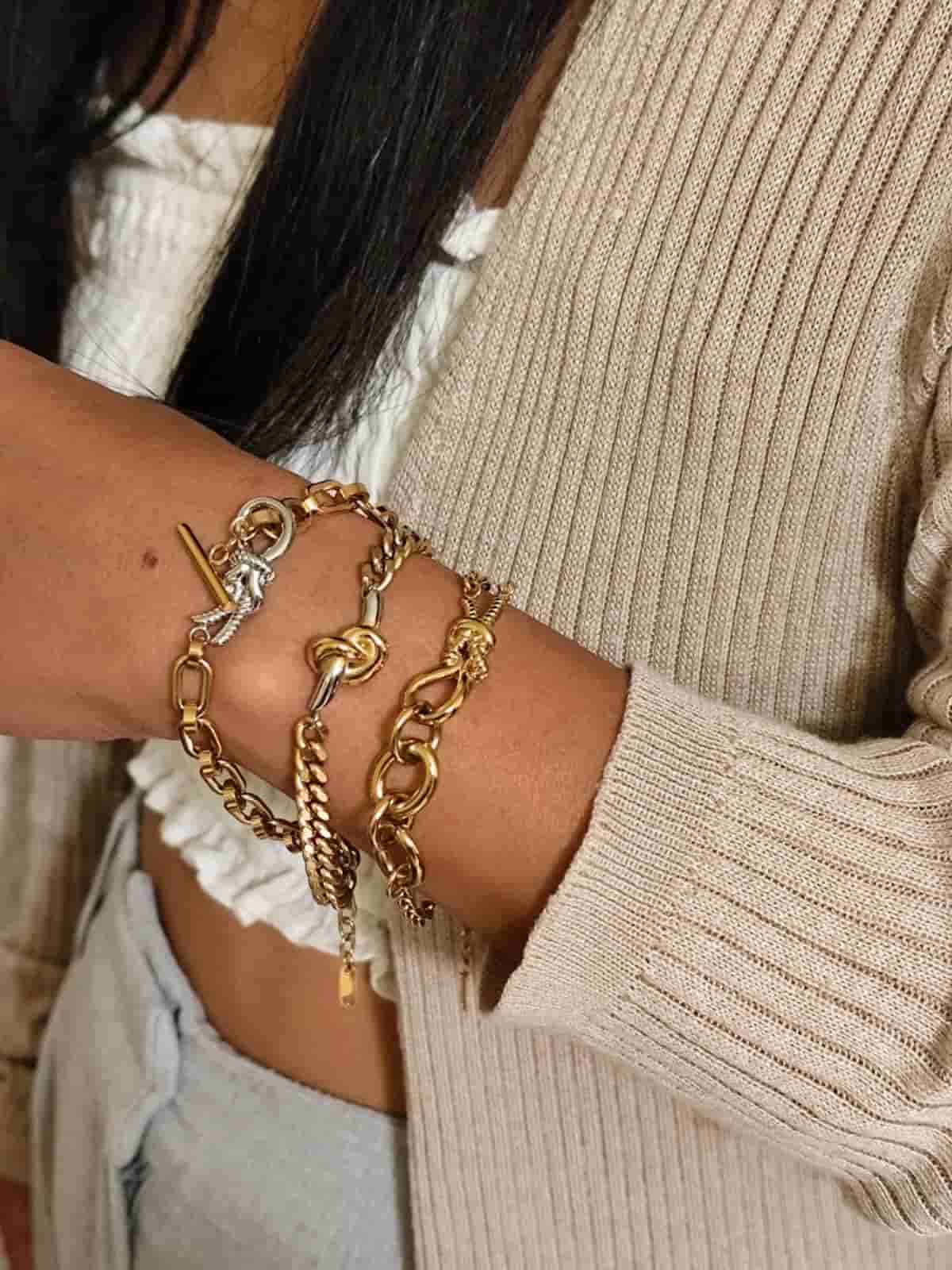 Bracelets maille en acier au style Bohème torsadés tressés portés au poignet d'un modèle