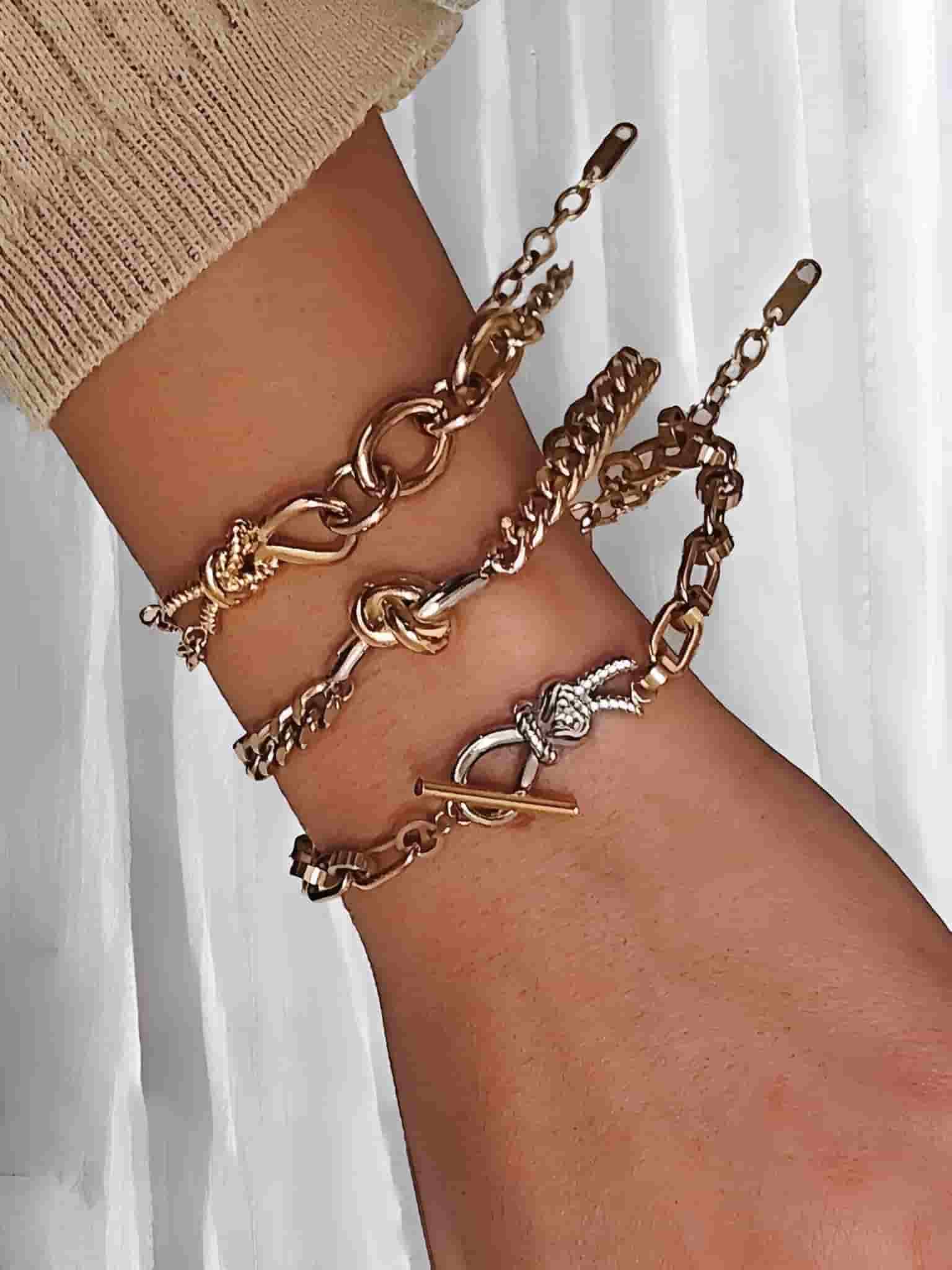 Bracelets maille en acier au style Bohème torsadés tressés portés en accumulation au poignet