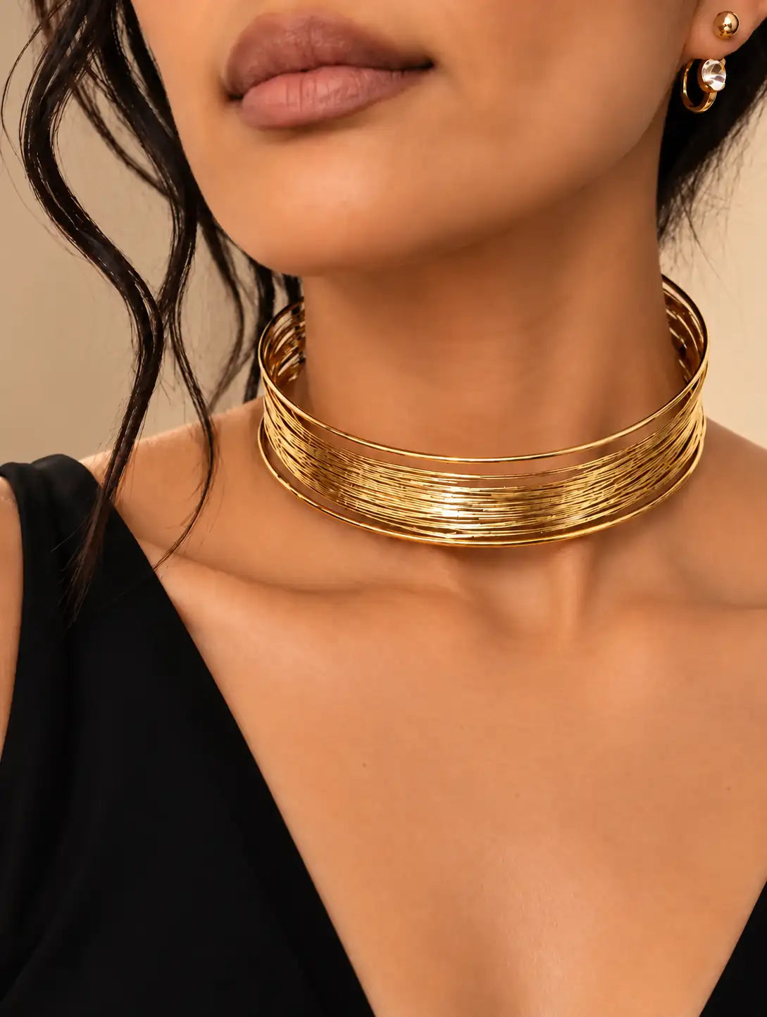 Choker doré large en acier inoxydable composé de fils métalliques superposés, porté en ras de cou