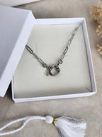 Collier en acier inoxydable  avec fermoir marin  argenté dans un joli écrin blanc