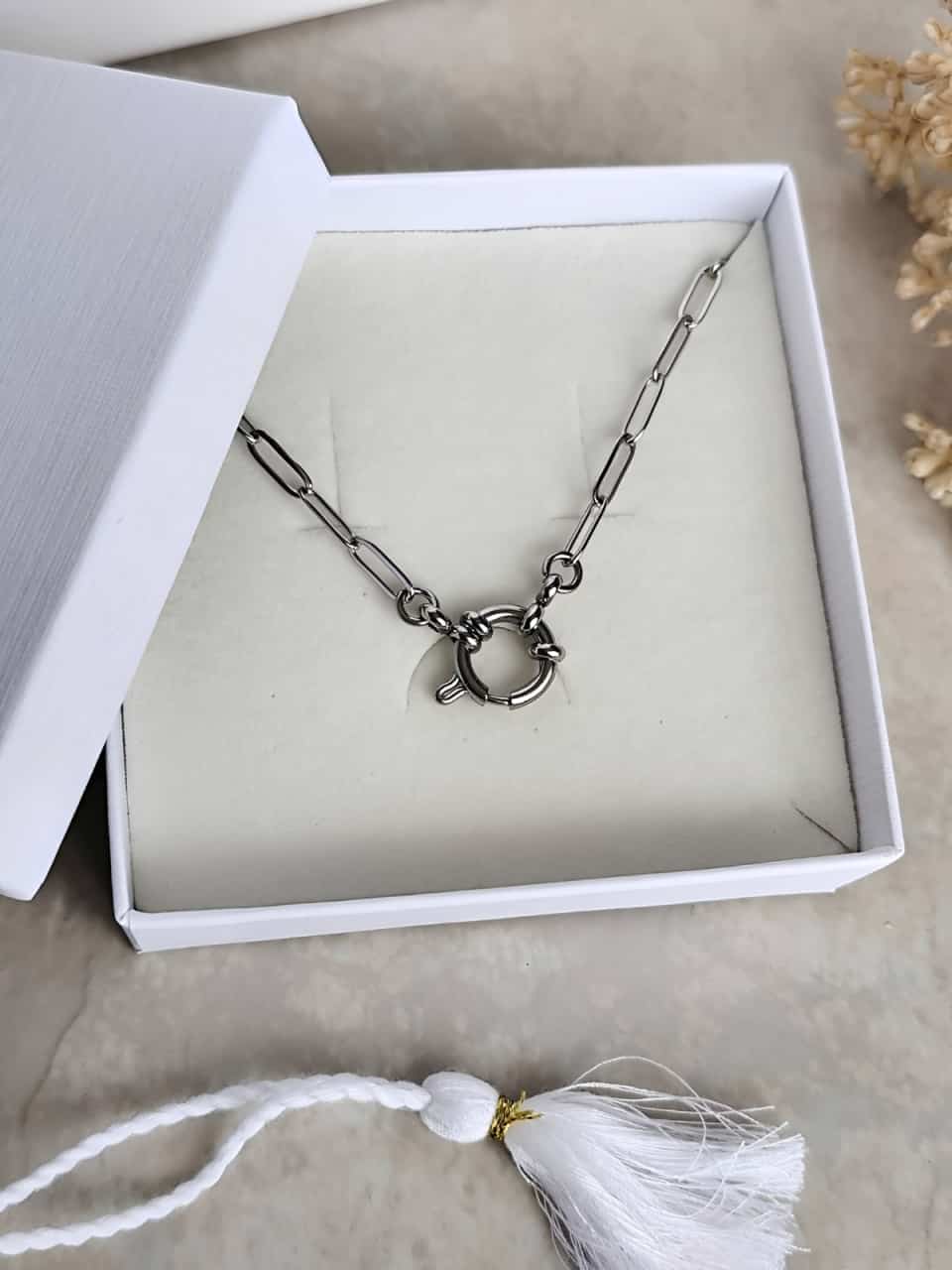 Collier en acier inoxydable  avec fermoir marin  argenté dans un joli écrin blanc
