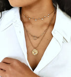 Collier pendentif en acier inoxydable  avec fermoir marin porté en accumulation avec d'autres colliers