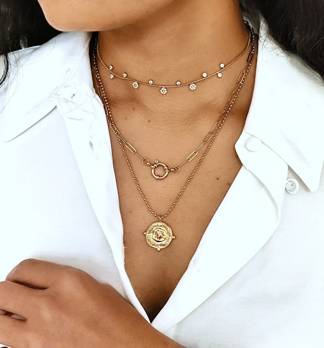 Collier pendentif en acier inoxydable  avec fermoir marin porté en accumulation avec d'autres colliers