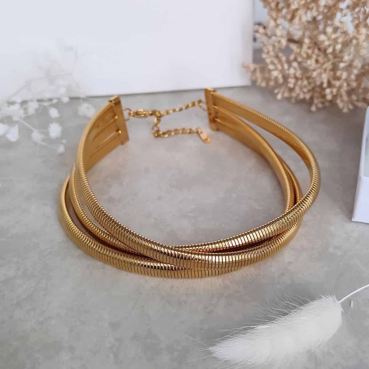 Collier choker Ophidia doré à trois rangs de maille serpent striée et entrelacée doré