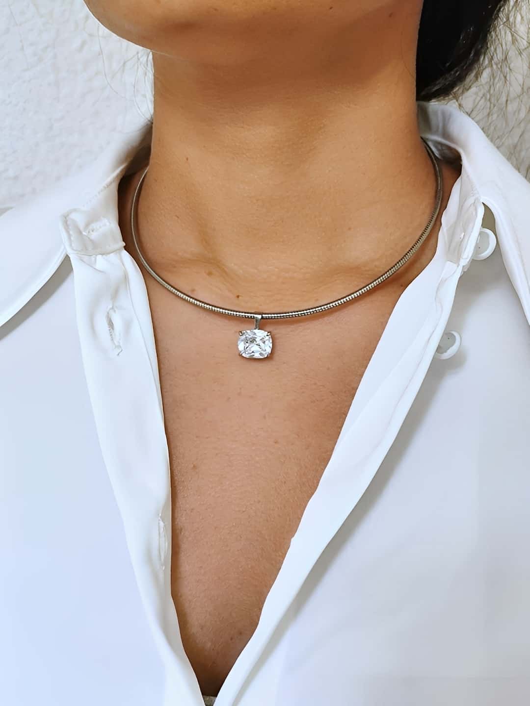 collier fin  ras de cou en acier inoxydable argenté avec un pendentif en zircon de forme rectangulaire porté sur un modèle