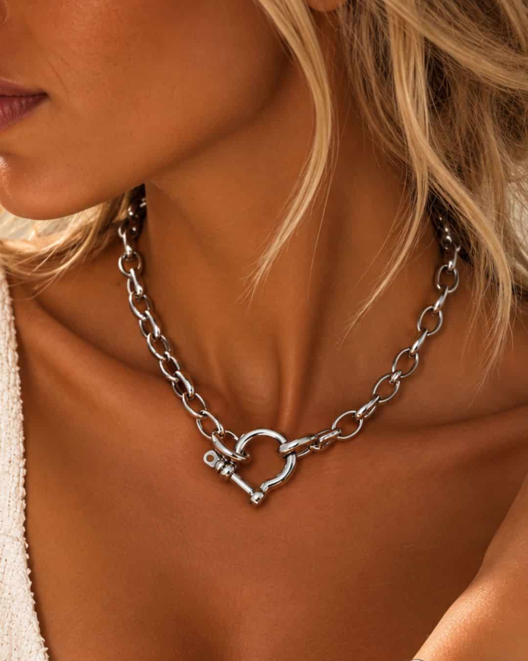 Collier grosse maille en acier inoxydable 316L argenté , chaîne à larges maillons forçat et fermoir manille porté au cou d'une femme