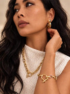 Parure bracelet et Collier grosse maille en acier inoxydable 316L doré, chaîne à larges maillons forçat et fermoir manille portée sur une femme