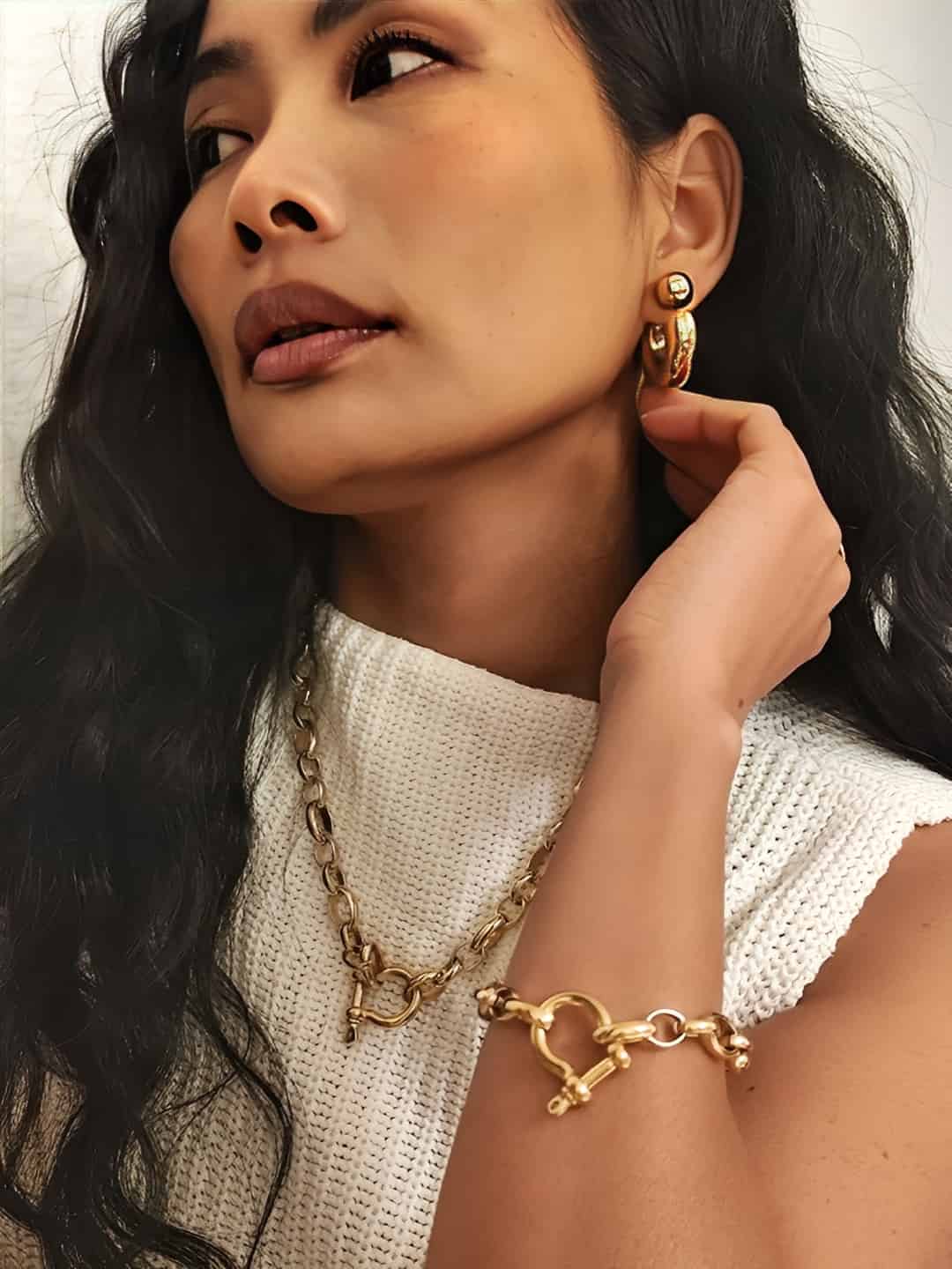  collier grosse maille en acier inoxydable fermoir Manille doré porté sur un modèle 