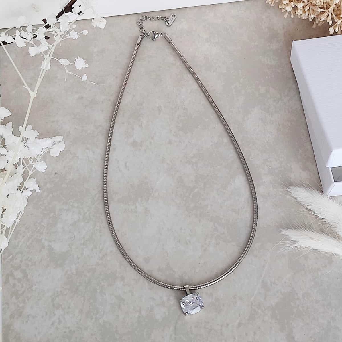 collier fin  ras de cou en acier inoxydable argenté avec un pendentif en zircon de forme rectangulaire