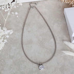 collier fin  ras de cou en acier inoxydable argenté avec un pendentif en zircon de forme rectangulaire