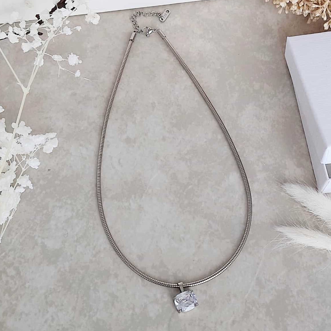 collier fin  ras de cou en acier inoxydable argenté avec un pendentif en zircon de forme rectangulaire