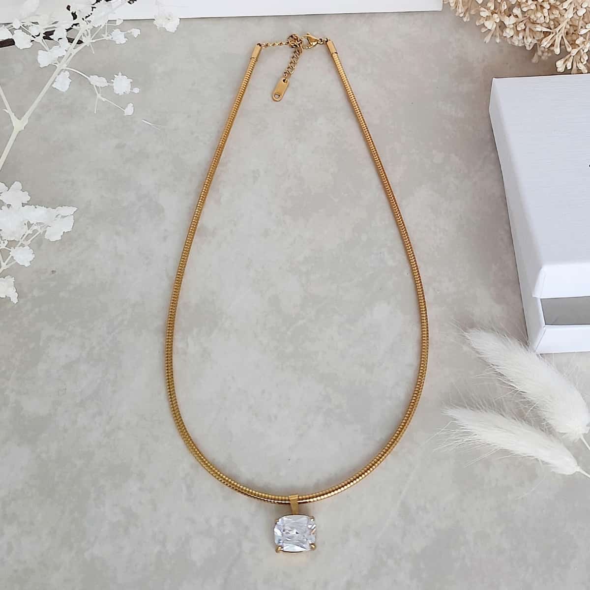 collier fin  ras de cou en acier inoxydable doré avec un pendentif en diamant de forme rectangulaire