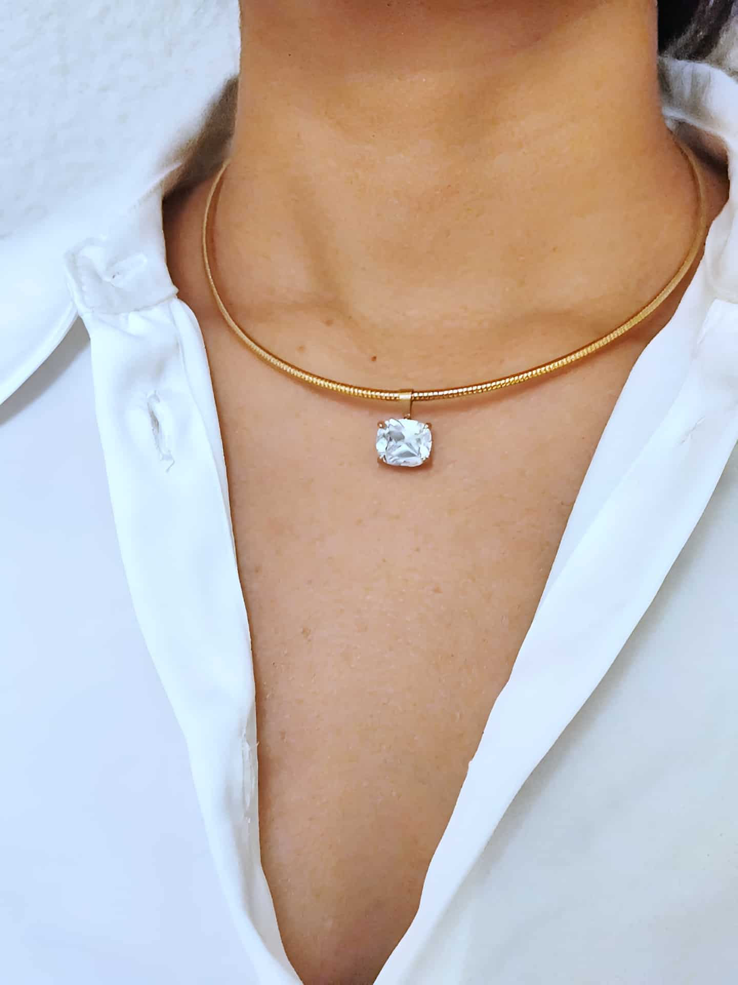 collier fin  ras de cou en acier inoxydable doré avec un pendentif en zircon de forme rectangulaire porté sur un modèle