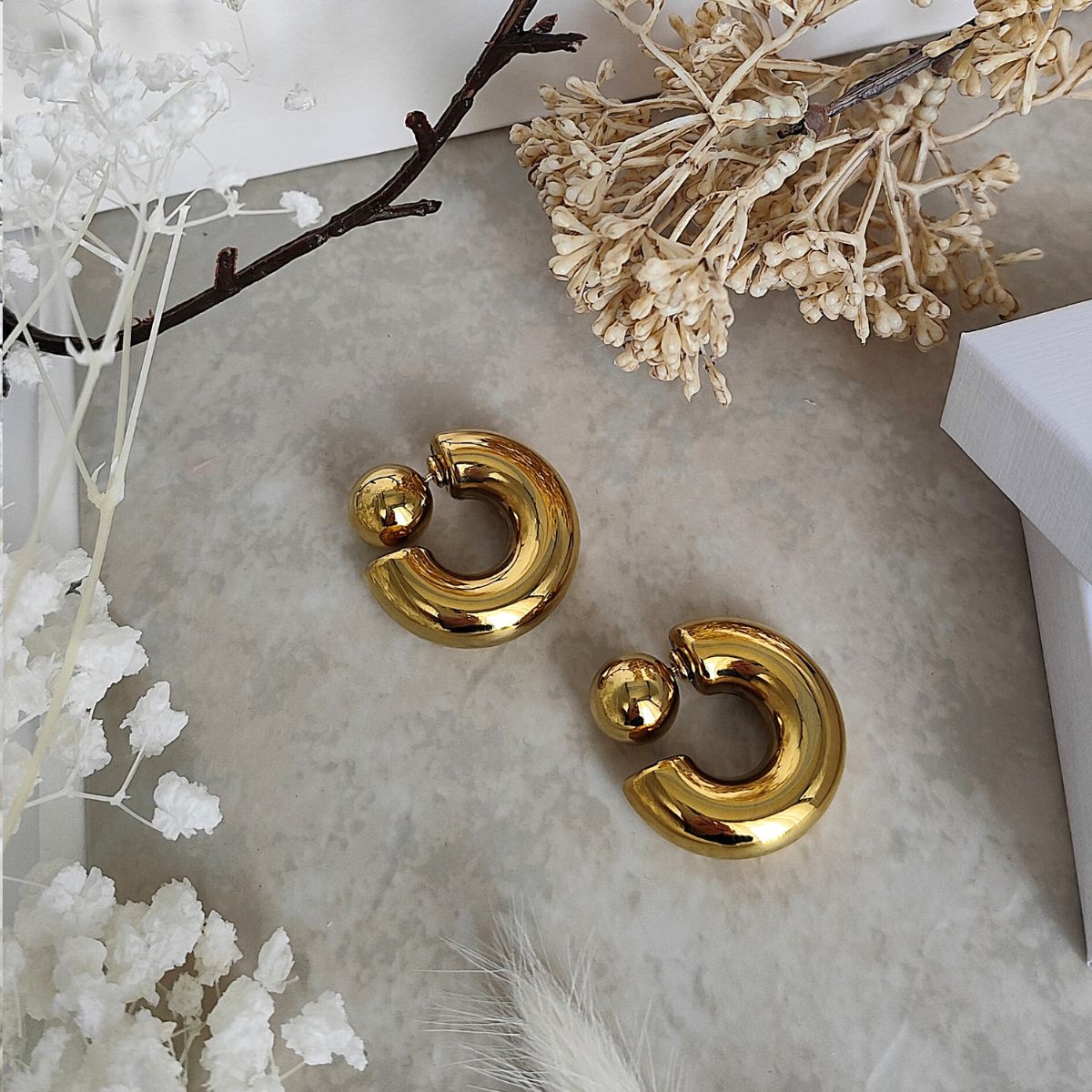 Créoles en acier inoxydable épaisses avec une boule sur le devant dorées