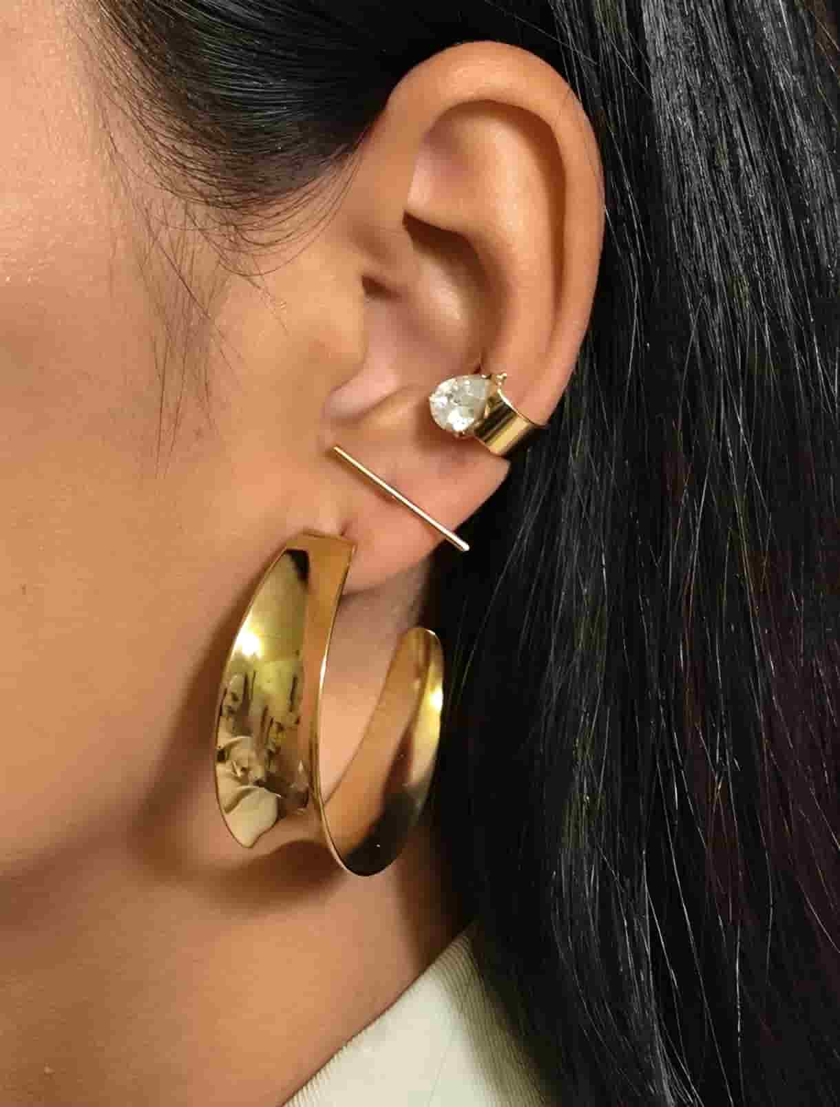  créoles en acier inoxydable larges dorée de forme concave portées sur un modèle