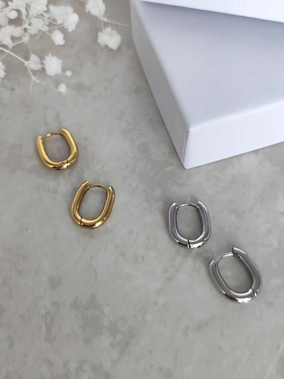 Ces petites créoles ovales en acier inoxydable dorées ou argentées