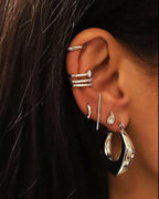 Créoles épaisses forme hexagone argentées enacier inoxydable portée sur l'oreille en accumulation avec d'autres boucles d'oreilles