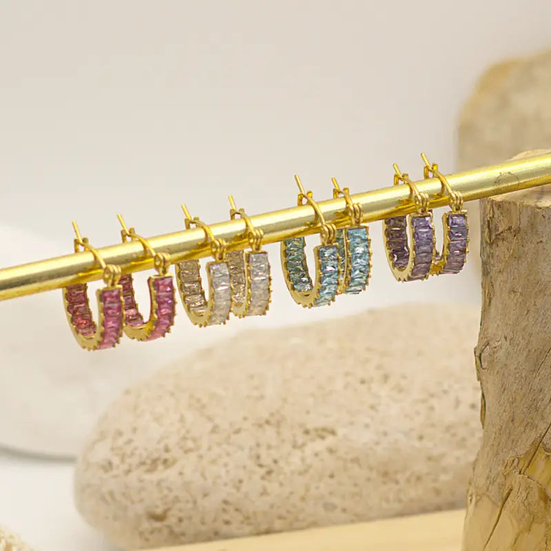 Créoles  dorées serties de Zircons rectangulaires colorés fushia blanc bleu ou violet en acier inoxydable