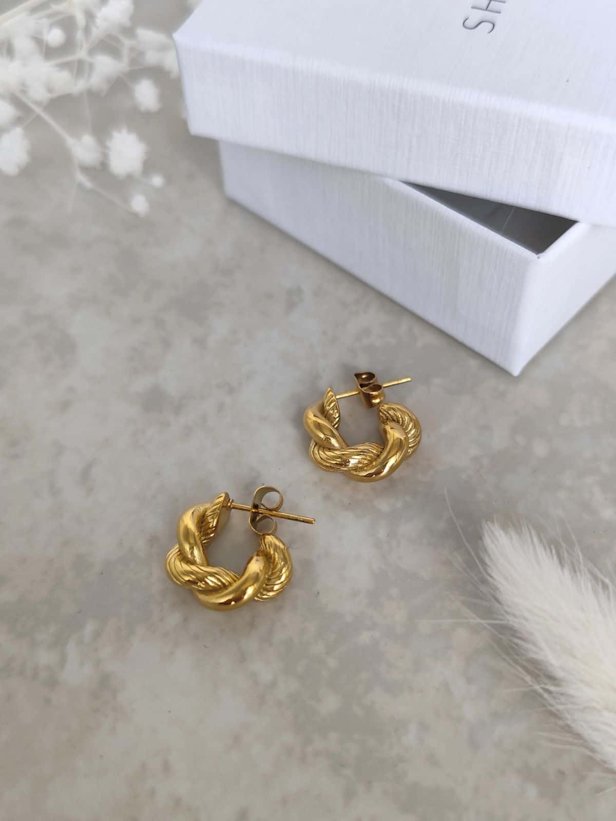 Petites créoles dorées torsadées en acier inoxydable 