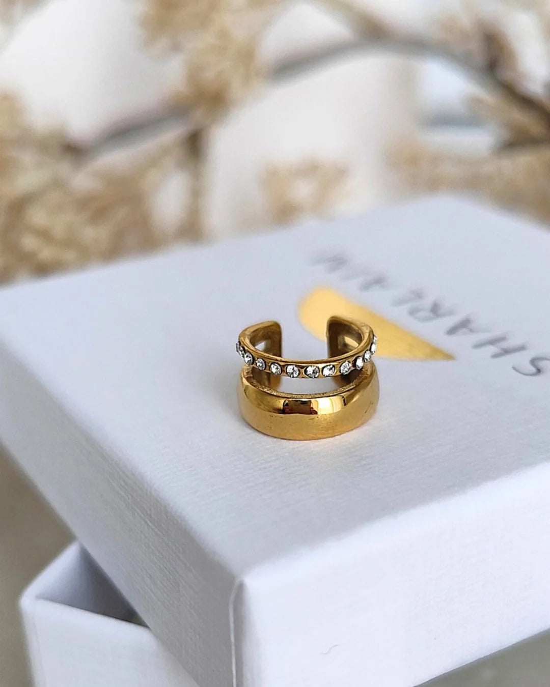 Ear cuff femme doré en acier inoxydable à deux étages avec détails délicats.