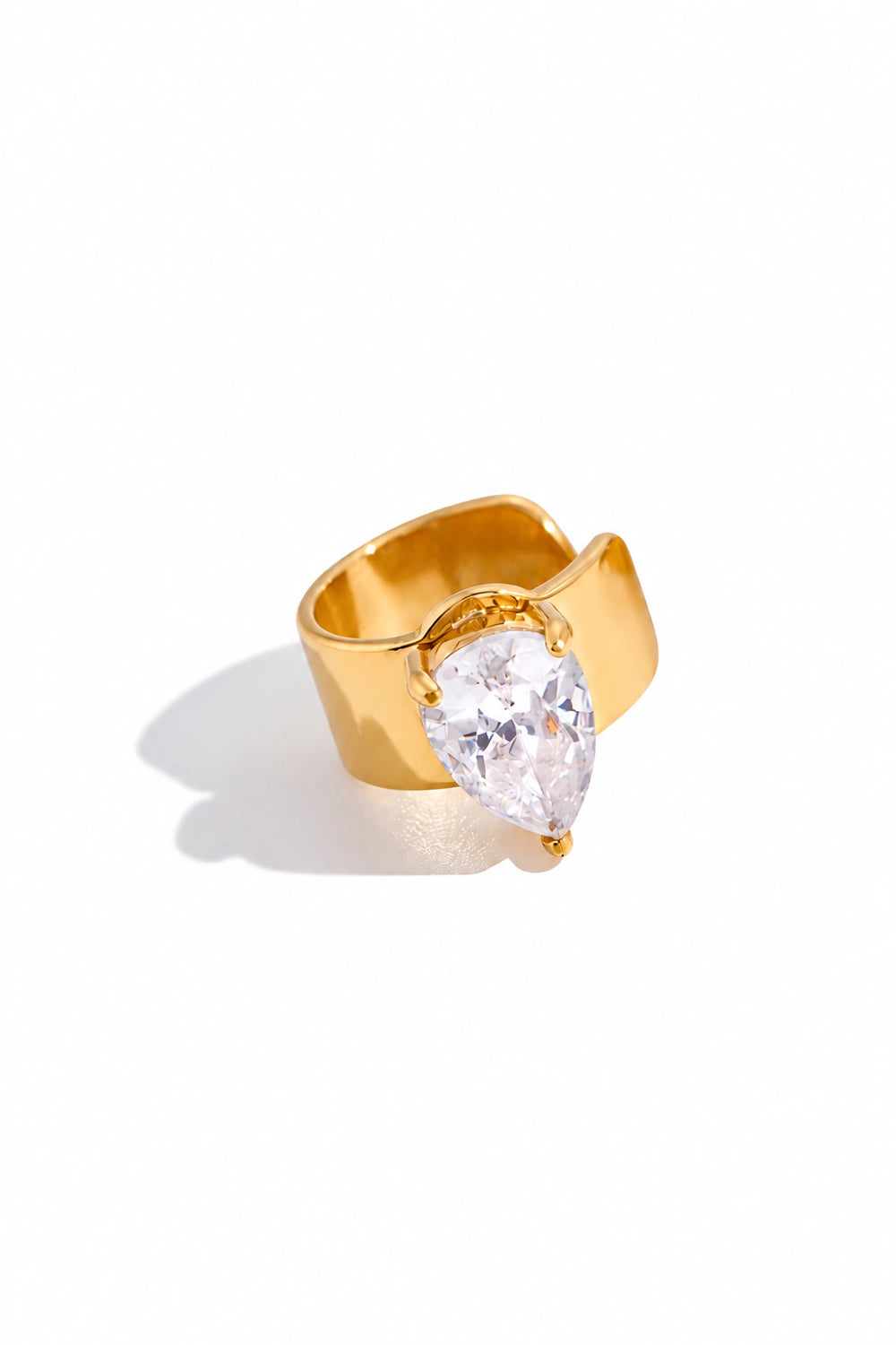 Earcuff doré en acier inoxydable avec anneau large avec un zircon  en forme de goutte côté intérieur de l'oreille