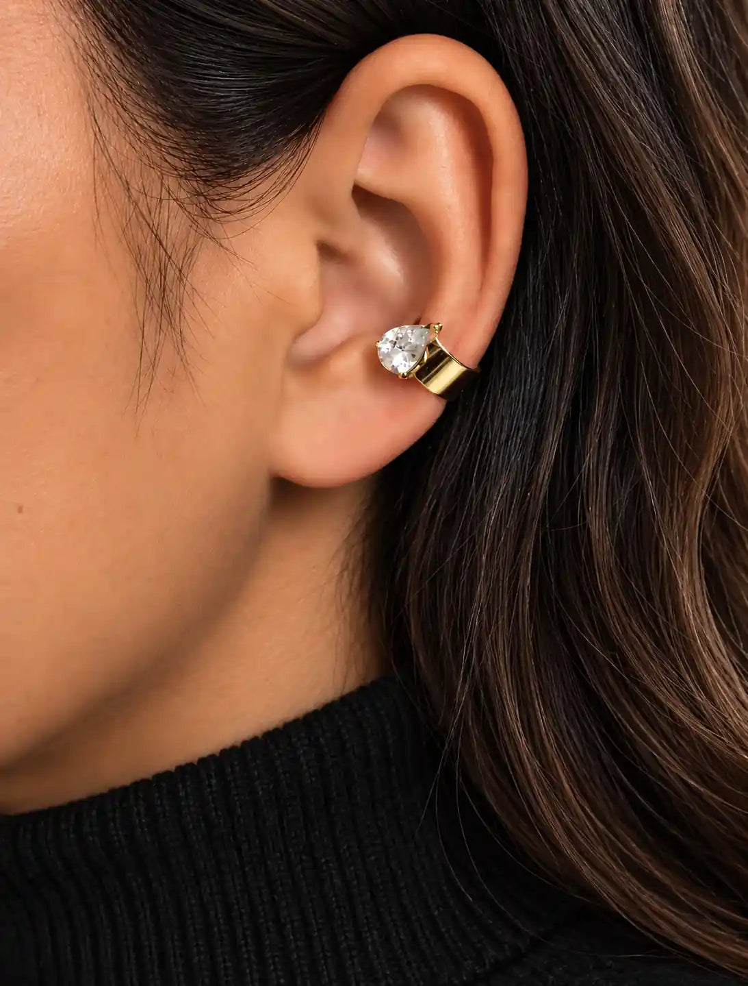  Earcuff  large en acier inoxydable doré serti d'un zircon porté sur un modèle