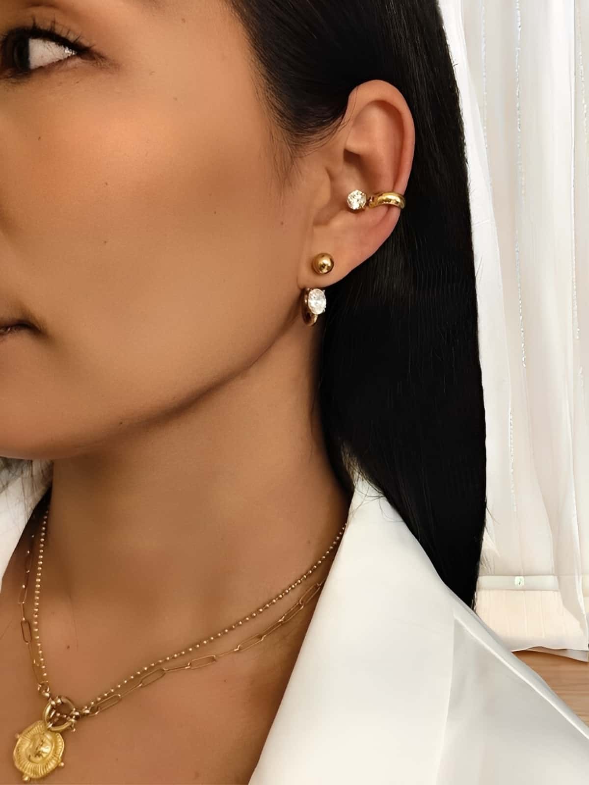 Earcuff doré anneau avec un petit zircon côté intérieur de l'oreille portée à l'oreille