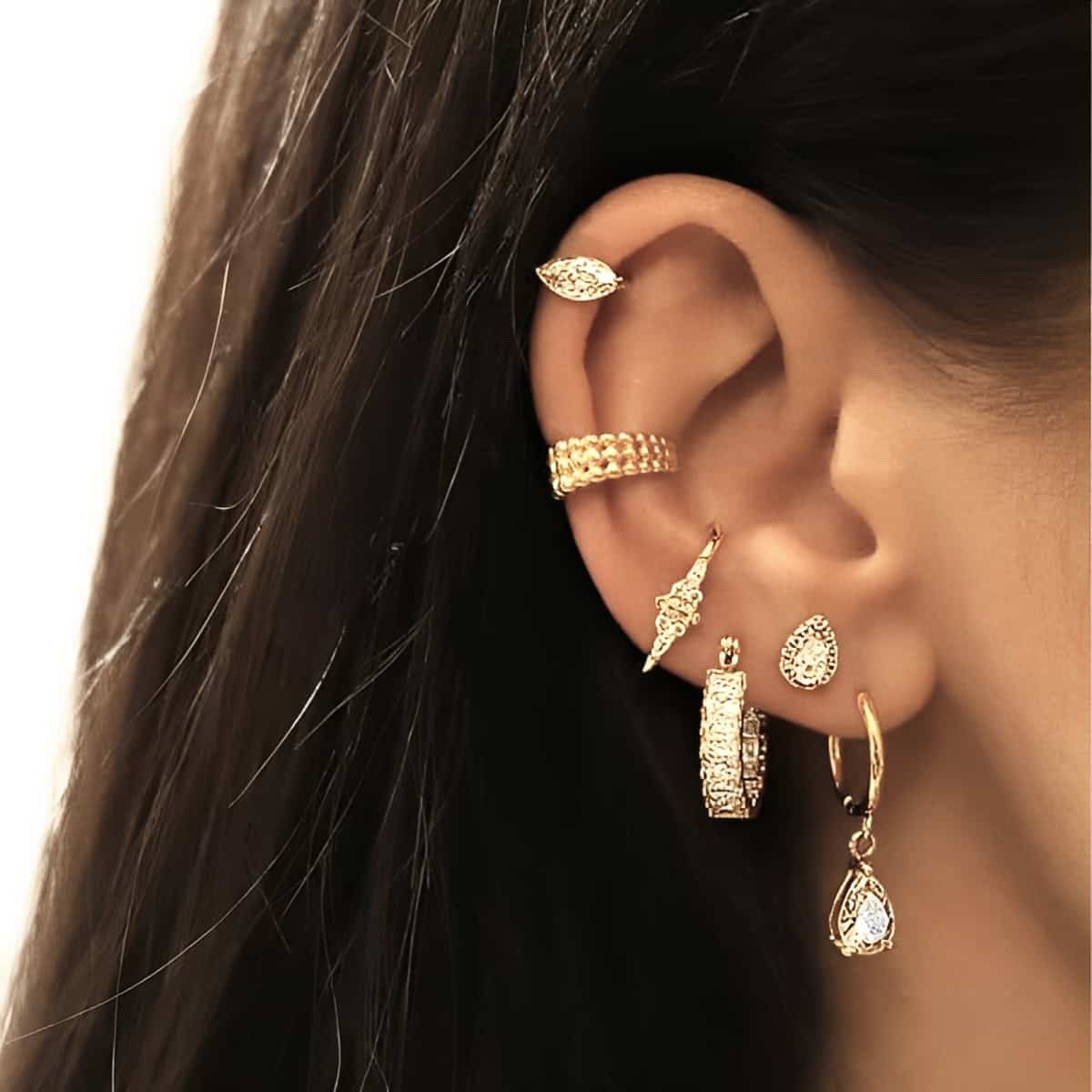  earcuff en acier inoxydable  multi‑rang de petites billes dorées portée en accumulation avec d'autres boucles