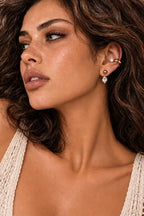 Earcuff doré en acier inoxydable en forme d' anneau avec un petit zircon côté intérieur de l'oreille portée à l'oreille