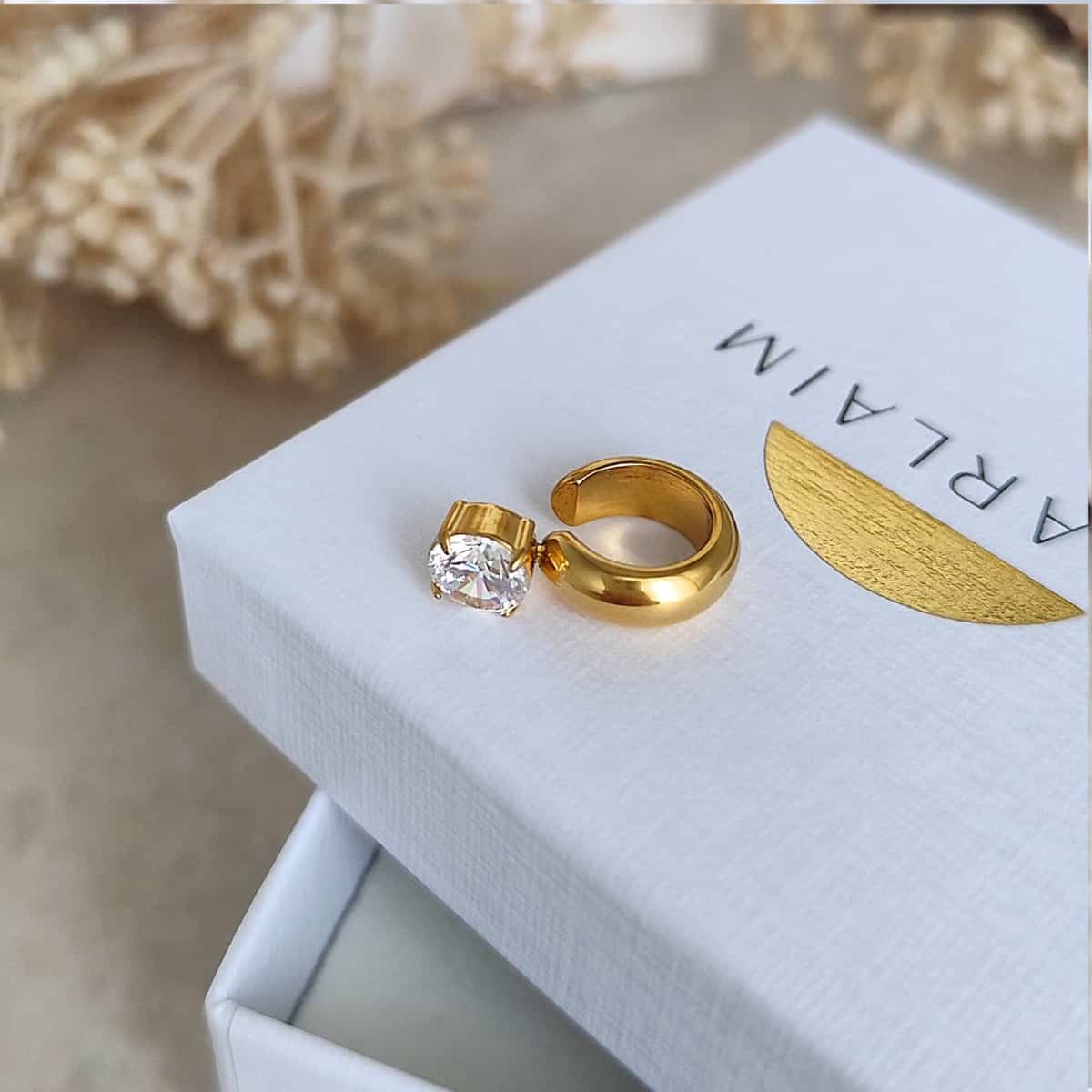 Earcuff doré en acier inoxydable en forme d' anneau avec un petit zircon côté intérieur de l'oreille