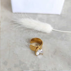 Earcuff doré anneau  large avec un zircon  en forme de goutte côté intérieur de l'oreille