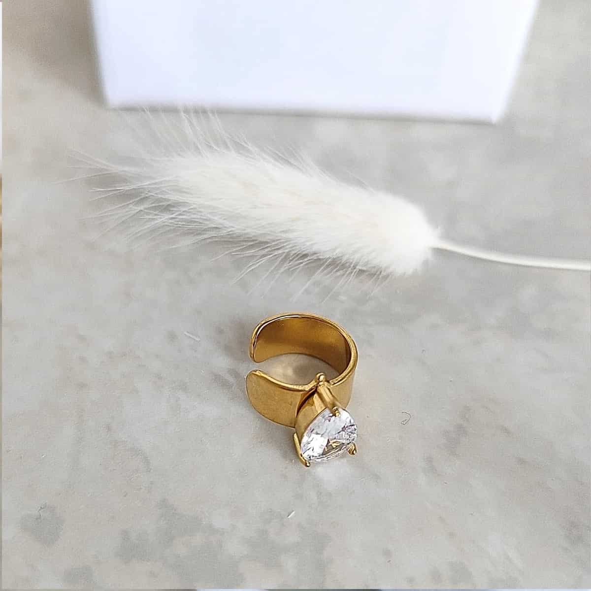 Earcuff doré anneau  large avec un zircon  en forme de goutte côté intérieur de l'oreille