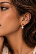 Earcuff doré en acier inoxydable en forme d' anneau avec un petit zircon côté intérieur de l'oreille porté