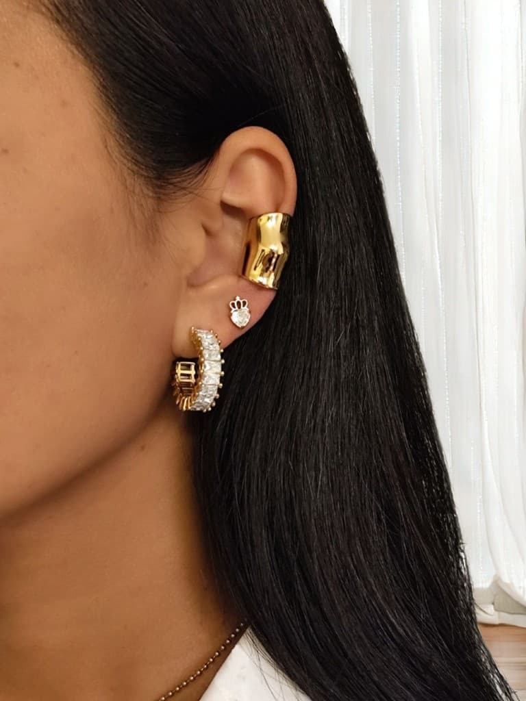 earcuff en acier inoxydable haute en relief doré portée à l'oreille