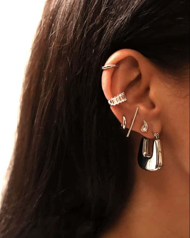 Bagues d'oreilles sertie de Zircons  argentées en argent 925 portée