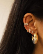 Bagues d'oreilles sertie de Zircons dorées en argent 925 portées