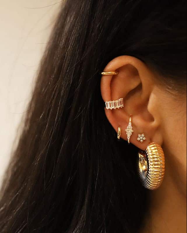 Bagues d'oreilles sertie de Zircons dorées en argent 925 portées