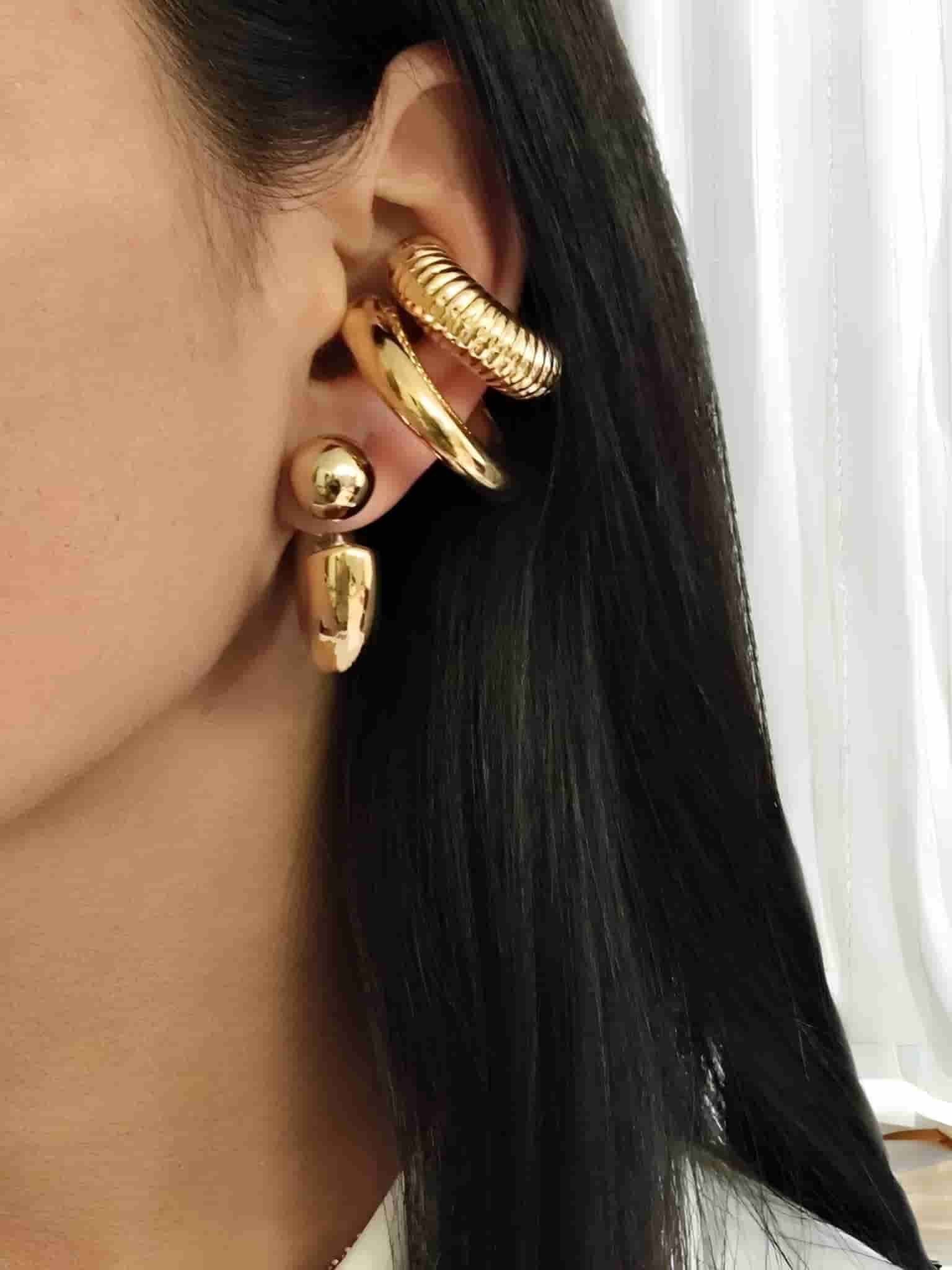 earcuffs en acier inoxydable doré de taille xl portés en accumulation avec d'autres mdèles sur l'oreille