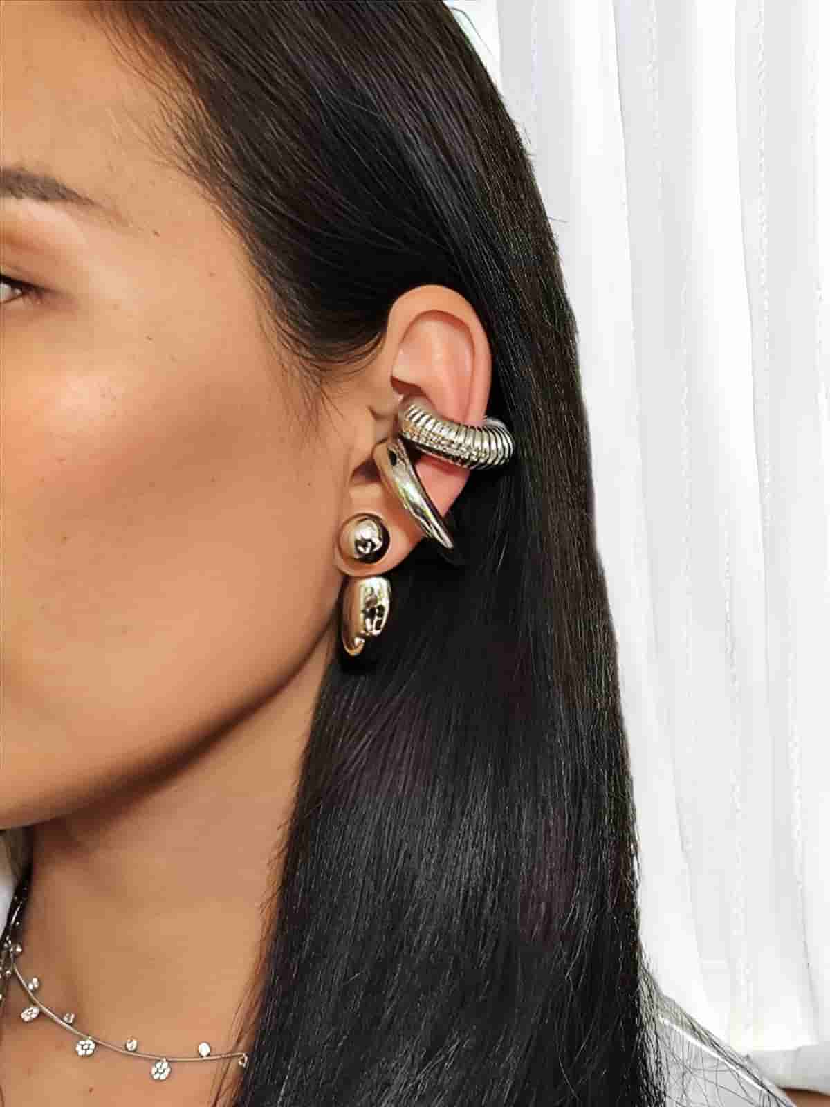 Ensemble d'earcuffs en acier inoxydable argente en forme d'anneaux épais lisses et striés portés sur l'oreille